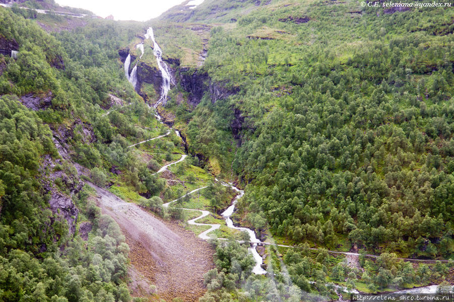 7. Водопадик и горный серпантин рядом с ним. Флом, Норвегия