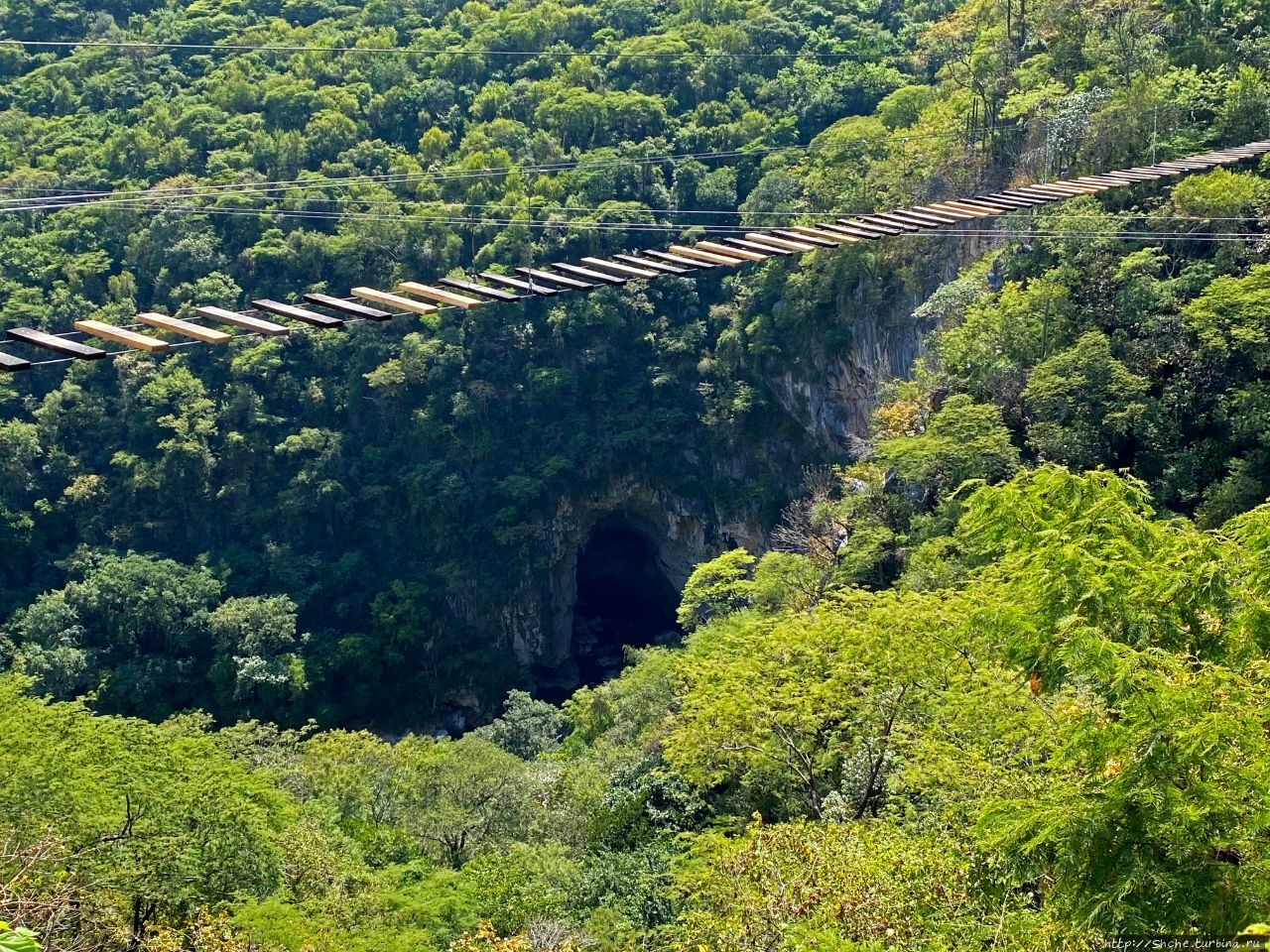 Подвесной мост через ущелье реки Амакусак Национальный парк Пещеры Какахуамилпа, Мексика