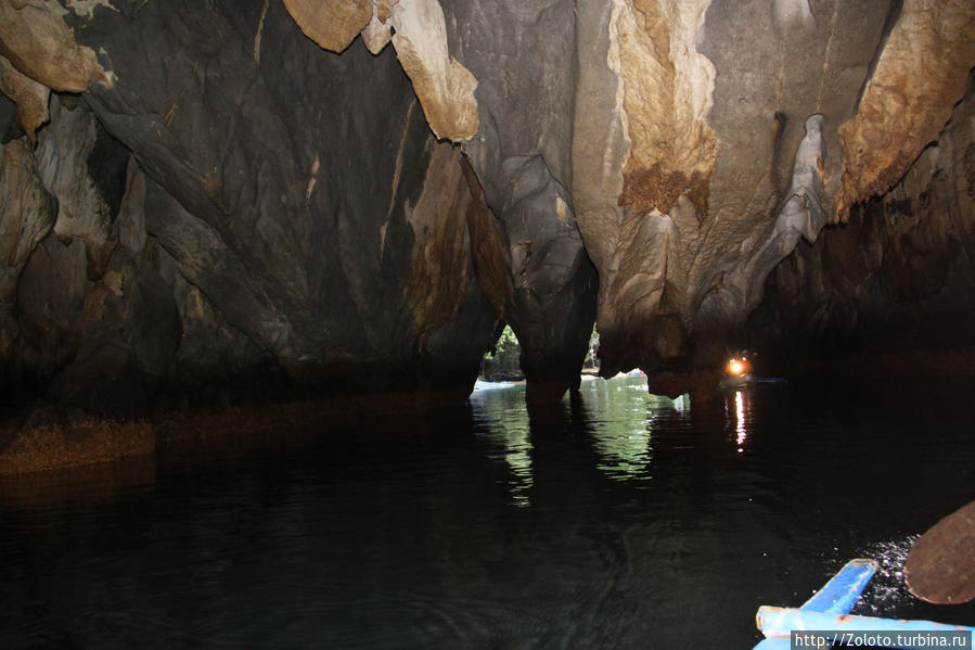 Так выглядит вход в пещеру изнутри. Сабанг, остров Миндоро, Филиппины