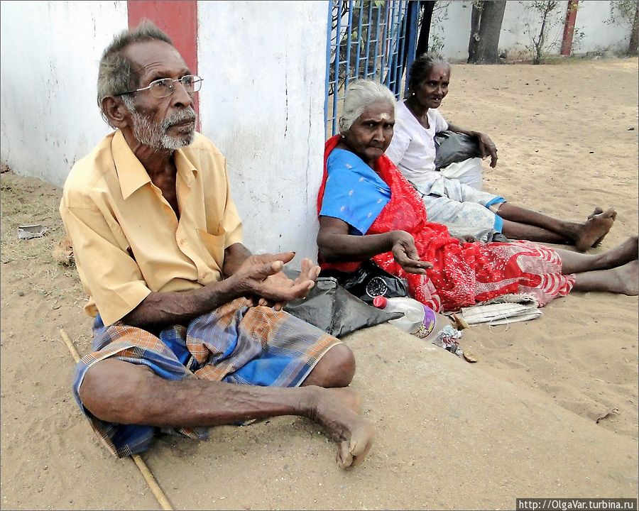 Они сидели прямо на песке и протягивали руки к  прихожанам в надежде, что кто-то сжалится и кинет монетку Тринкомали, Шри-Ланка
