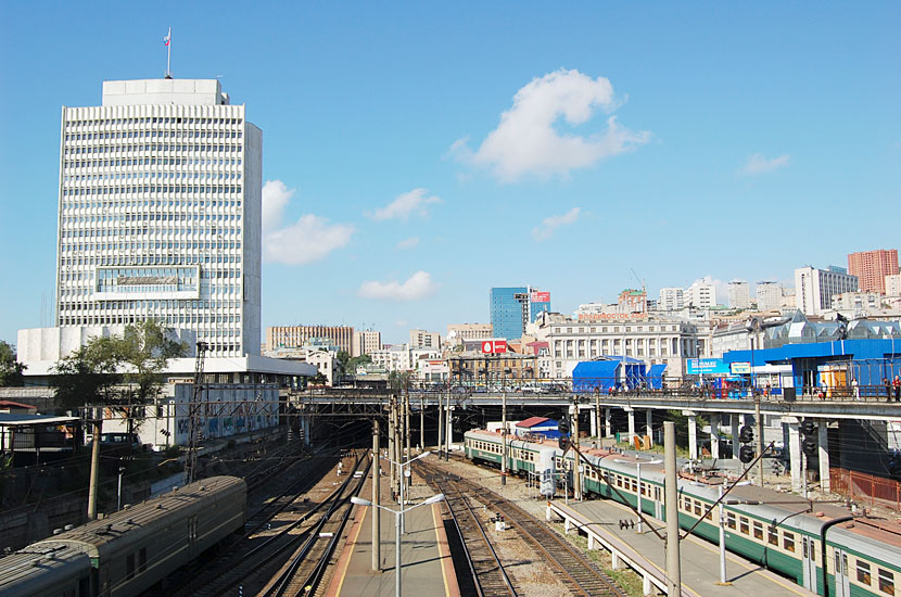 Фото с моста над вокзалом. Слева вдали — здание правительства Приморского края Владивосток, Россия