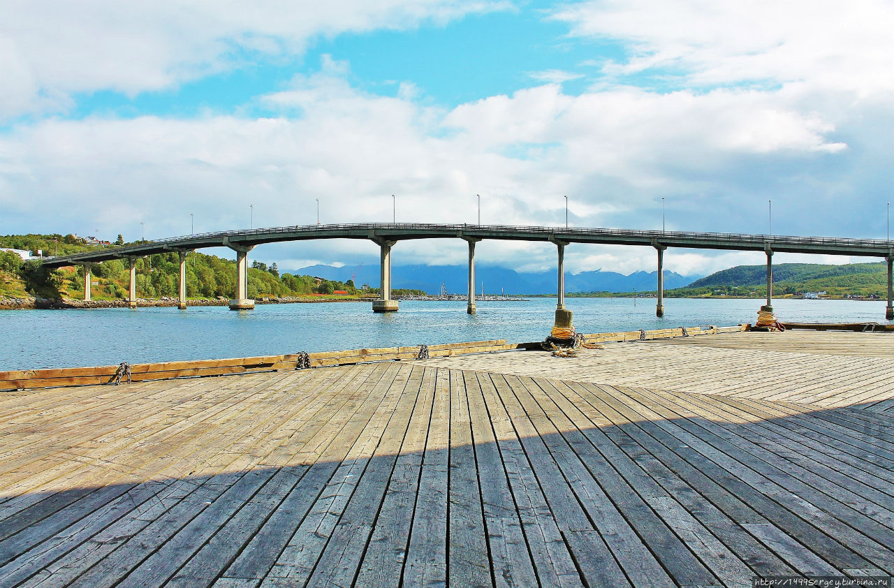 Стокмаркнес — маленький городок у большого моста Стокмарнес, Норвегия