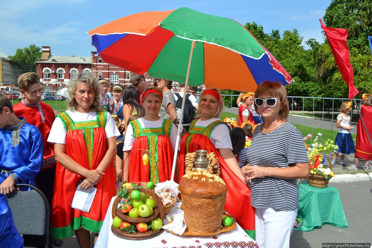 Город калач на дону волгоградская область. Молодежь калач. Женщина волонтер. Хлеб соль. Волгоград люди.