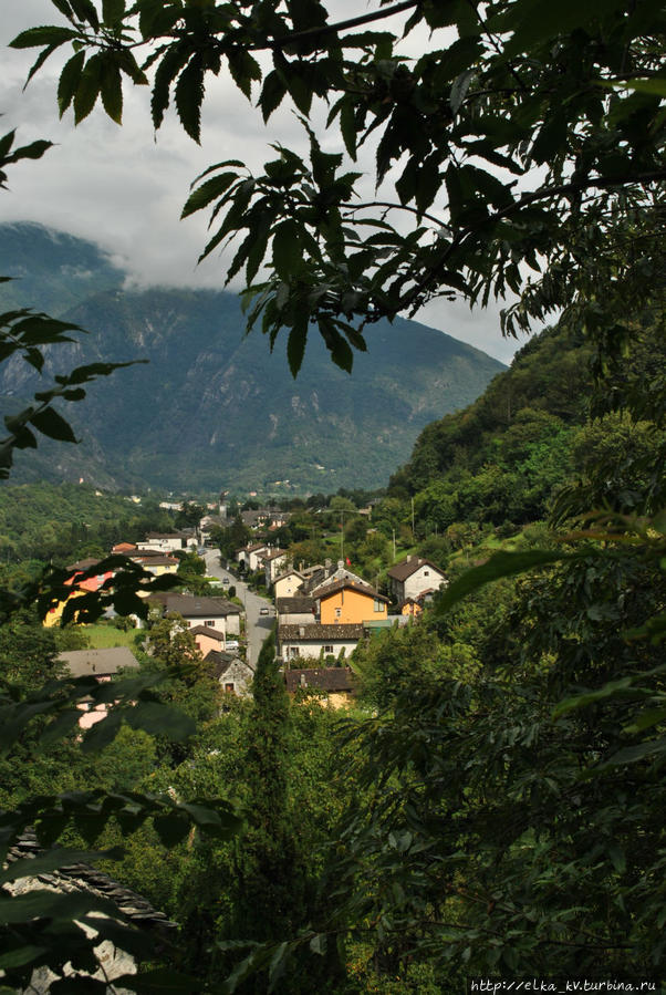 Деревня Голино лежит на дне долины Локарно, Швейцария