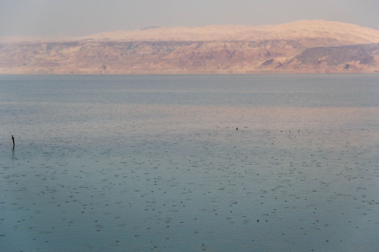 дождь на Мёртвом море Мертвое море, Израиль