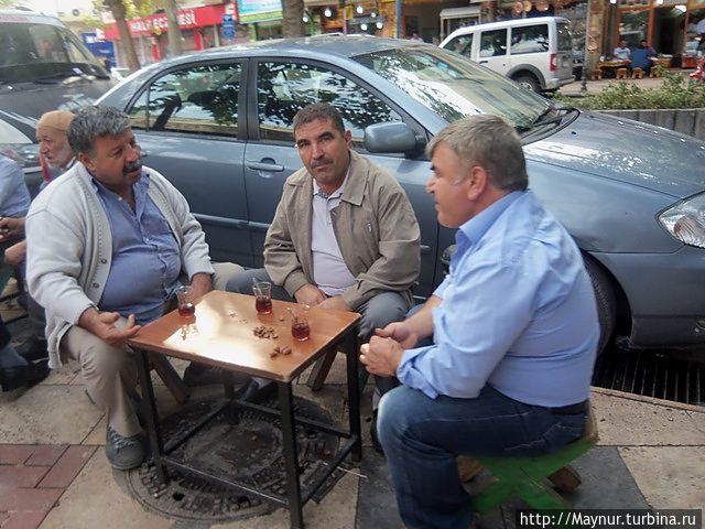 Встреча с друзьями — тоже повод встретиться за чашкой чая. Шанлыурфа, Турция