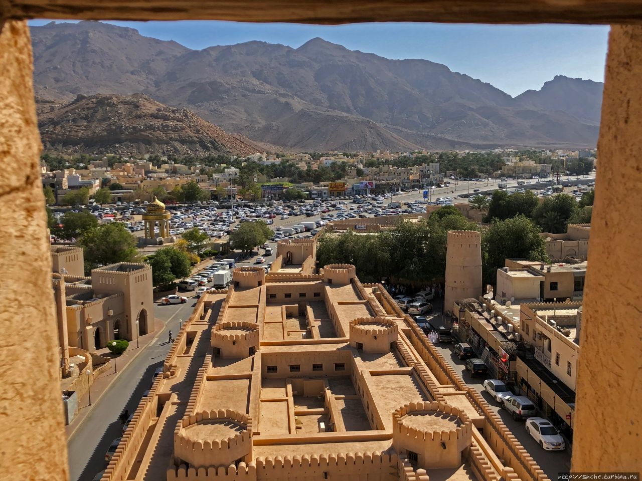 Крепость Низвы и виды с нее на старую столицу Омана