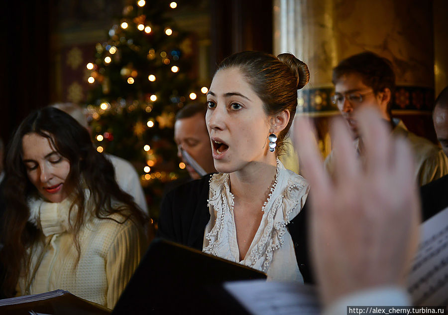 У солистки непростая задача -попасть в ноты и не забыть Английские слова