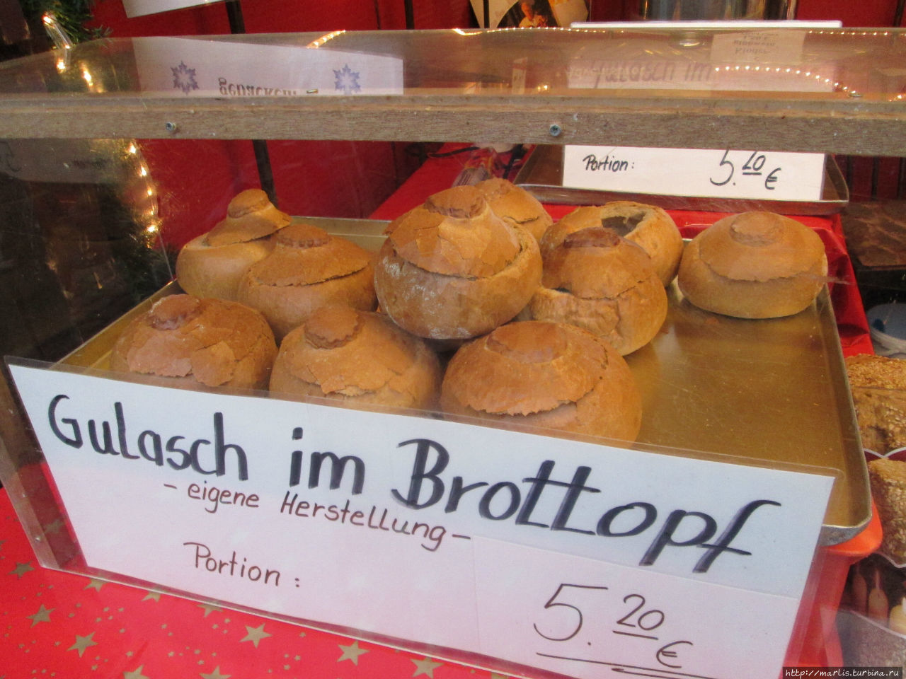 В таком виде на рождественском базаре предлагается отведать суп-гуляш. Франкфурт-на-Майне, Германия