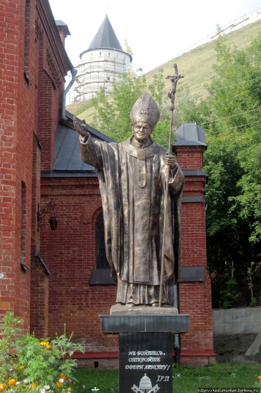 Справа от костёла — папа Иоанн Павел II. Ведь папа был поляком. Тобольск, Россия