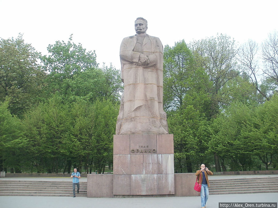 Памятник Ивану Франко напротив университета. Львов, Украина