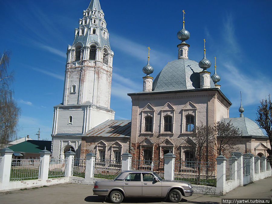 Чуть дальше, по улице Свердлова, на берегу озера расположены церковь  Введения во храм Пресвятой Богородицы и
