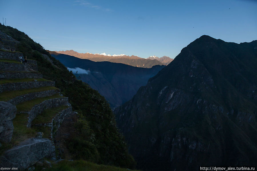 Сначала появились первые лучи на окружающих горах Мачу-Пикчу, Перу