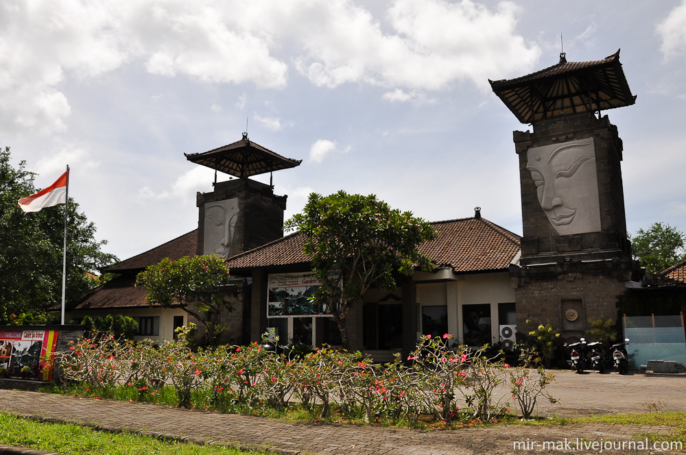 В любом из этих отелей Вам предложат бесплатный трансфер в огромный шоппинг-центр галерею Bali Collection, где собраны магазины известных мировых брендов, продуктовые магазины, сувенирные лавки, рестораны, кафе и прочие заведения, где можно здорово провести время и потратить немало денег. Нуса-Дуа, Индонезия
