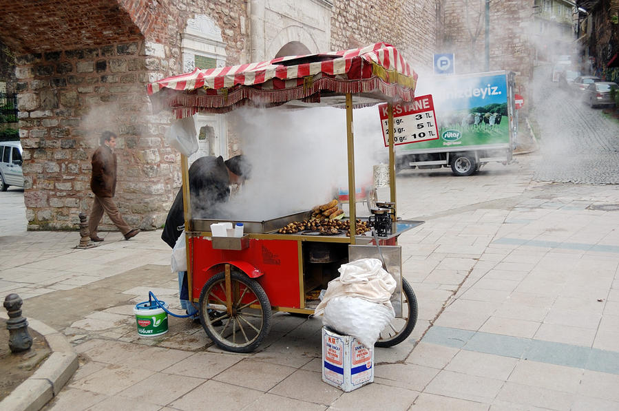 Автономная тележка продавца жареных каштанов Стамбул, Турция