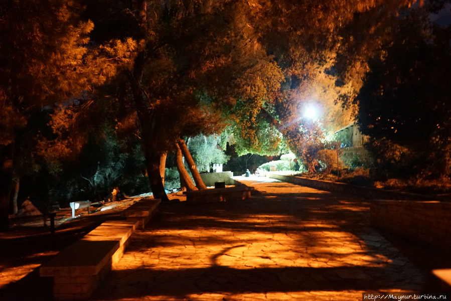 Террасы  форта  в  вечерних  огнях. Северный округ, Израиль