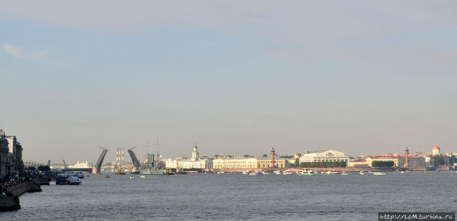 Аврора у пролетов Дворцового моста Санкт-Петербург, Россия