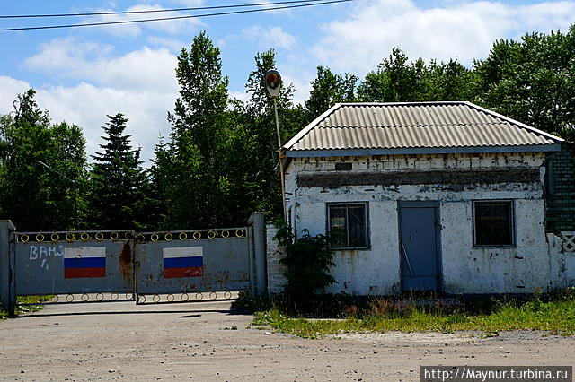 Это  проходная  бывшей  воинской  части. Южно-Сахалинск, Россия