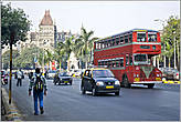 Двухэтажные автобусы — наследие колониального прошлого. В центре Мумбая все время не покидает чувство, что это как будто и не Индия. Хотя вокруг ходят индийцы, а архитектура — явно с европейским уклоном. Мы попали в город в самое неподходящее для съемки время — яркое солнце — не лучший друг фотографа. Ну, да ладно — я фиксировал все вокруг чисто с документальной, а не с художественной целью...
*