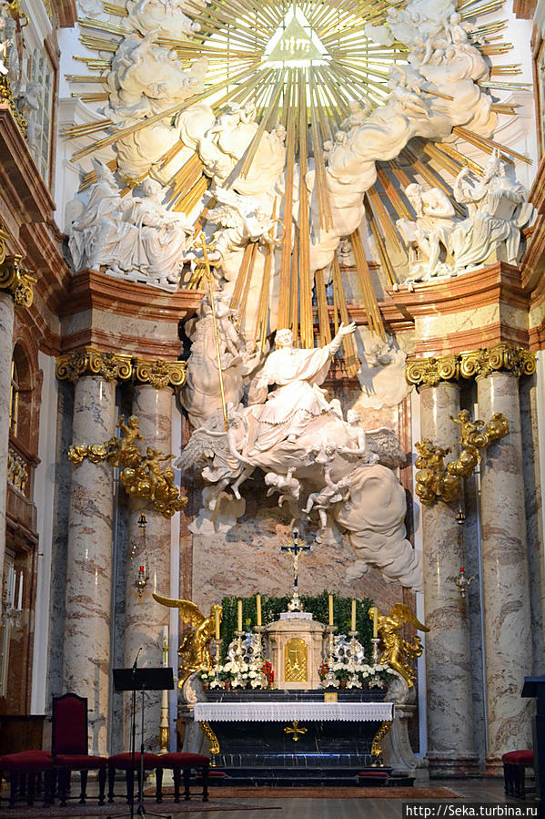 Главный алтарь украшен лепным рельефом с изображением Св. Карла Борромео Вена, Австрия