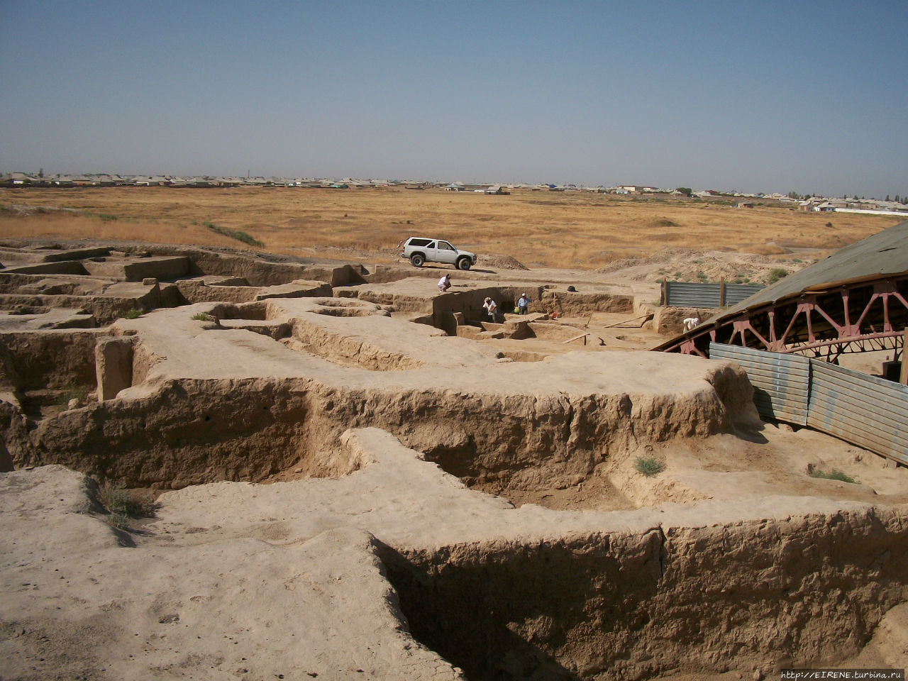 Раскопки рядом с комплексом. Туркестан, Казахстан
