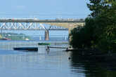 Вид Октябрьского моста (на заднем плане — железнодорожный) через реку Волга в Ярославле от Тверицкого пляжа (левый берег). Фрагмент