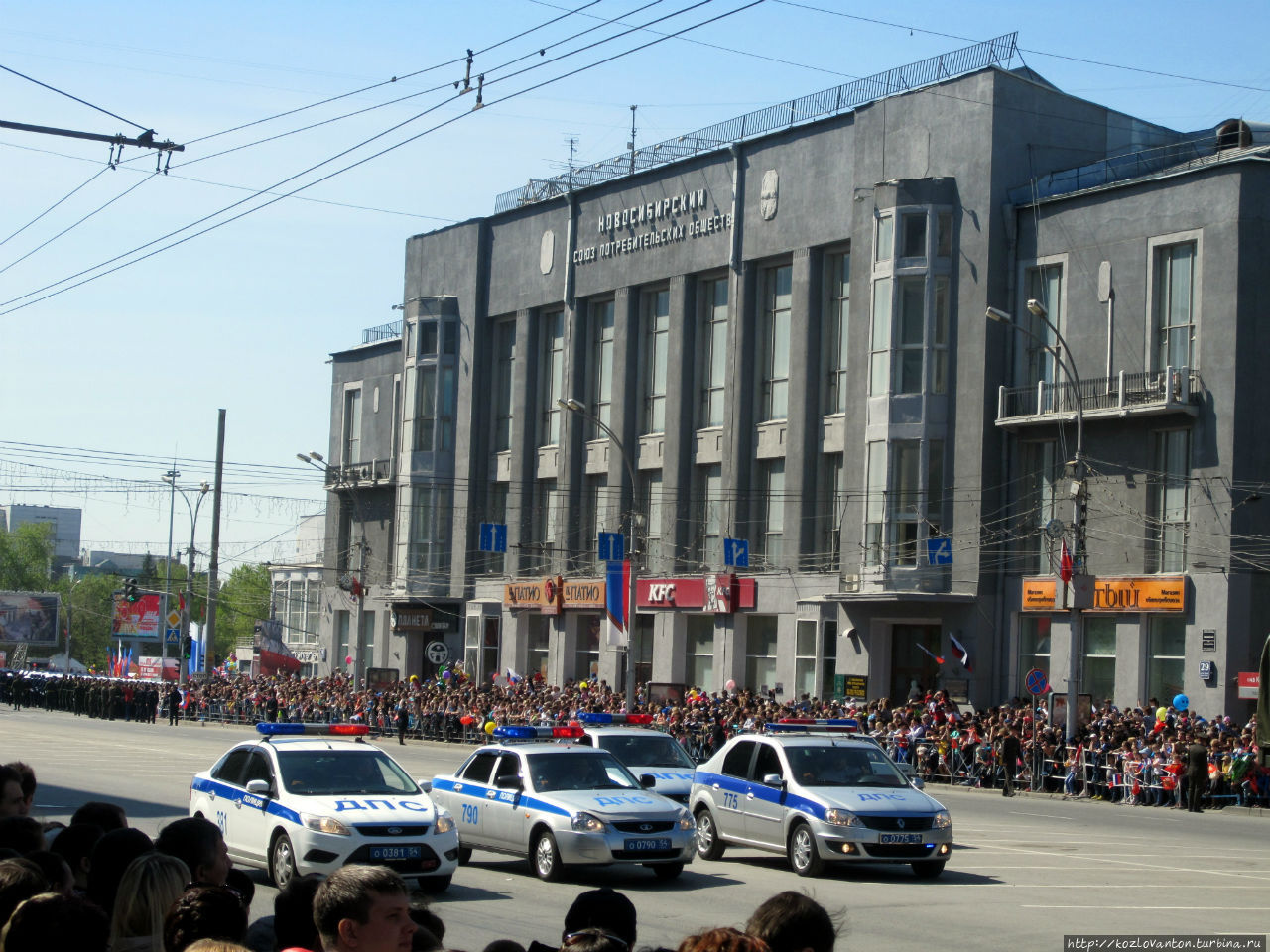 Военным колоннам предшествует шеренга машин ДПС. Новосибирск, Россия