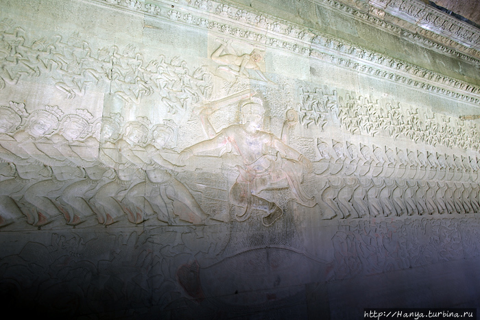 Ангкор Ват. Барельеф Вишну, сбивающего молочное море