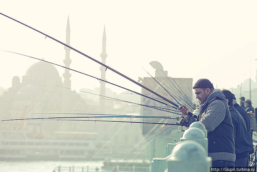 Последний взгляд на мост и мы двигаемся дальше, на улицу Истикляль, но об этом в следующий раз.