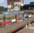 Один из нескольких пограничных переходов в Валге/Валке, где спинка скамейки, пересекающей границу, в цветах двух стран-соседок
