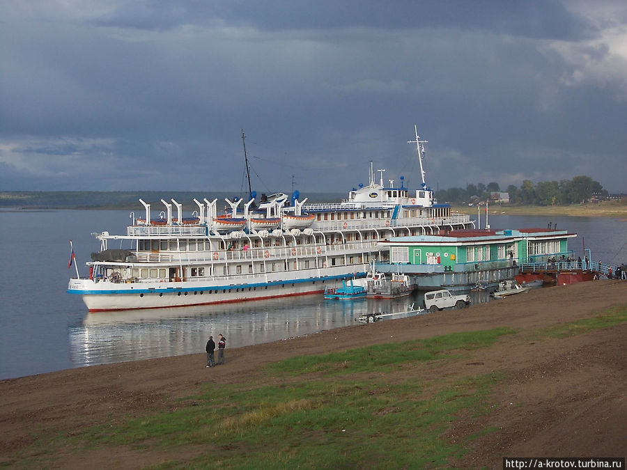 Теплоход на пристани Енисейска Туруханск, Россия