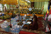 рядом — комната для подношений, где монахи непрерывно зачитывают священные тексты.