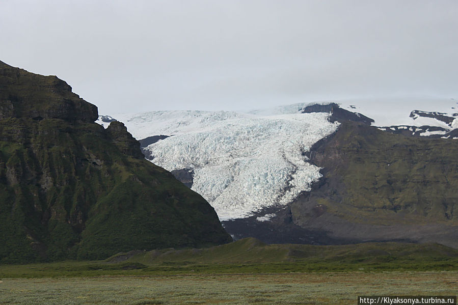 Пикник у подножья ледника и неприступный Свартифосс Свартифосс водопад, Исландия