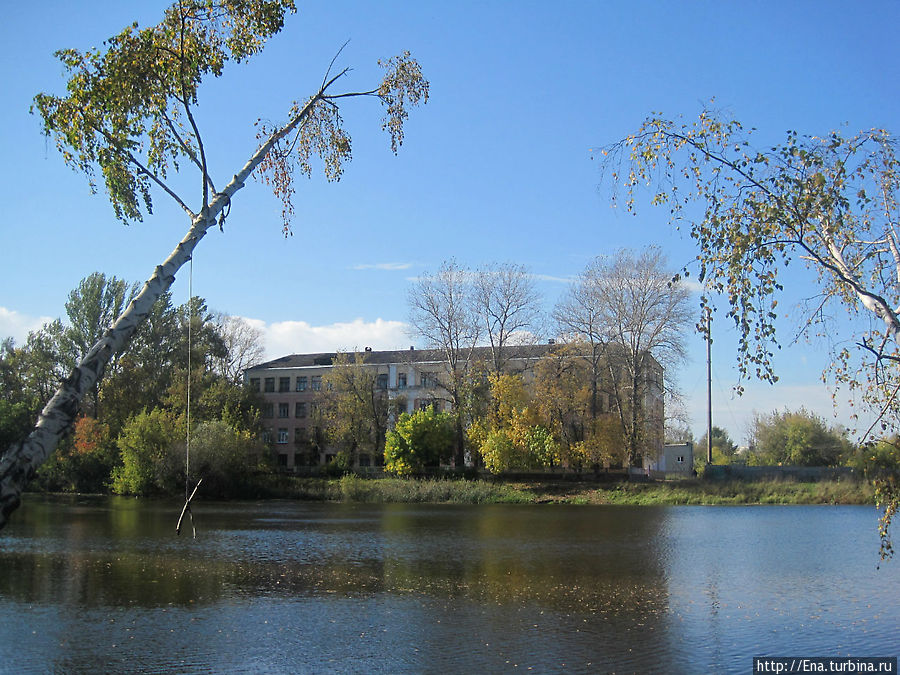 Здание старинной школы отражается в водах пруда Петропавловского парка Ярославль, Россия
