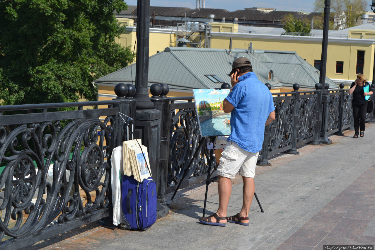 Через Москву-реку по Патриаршему мосту Москва, Россия