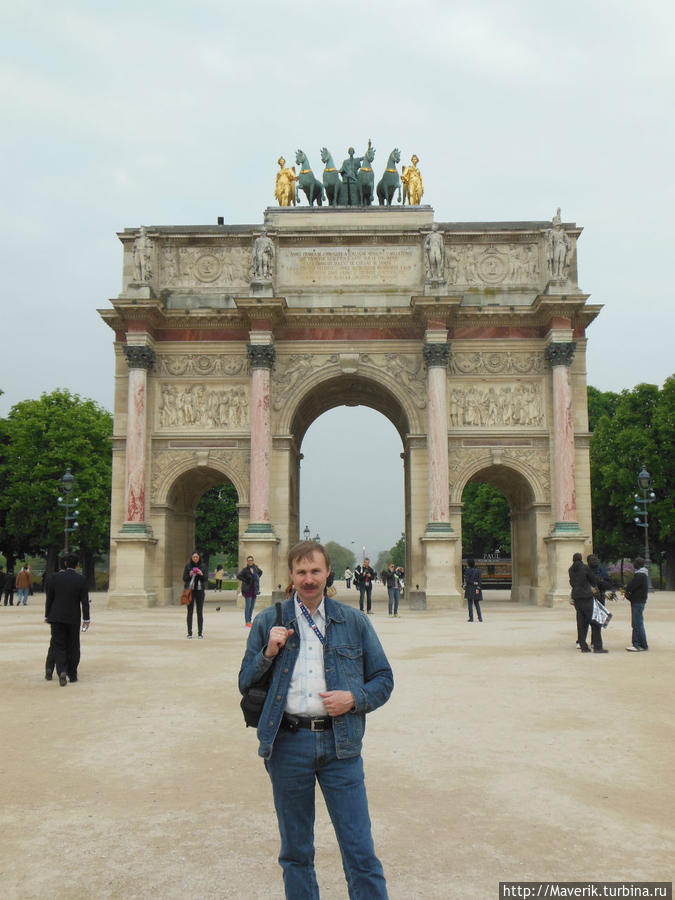 Триумфальная арка на площади Карусель. Воздвигнута в 1806-1808гг в честь победы Наполеона в 1805г.
В центре верхней части арки были установлены четыре бронзовых коня, которые были сняты с Собора Св.Марка в Венеции по приказу Наполеона. Вернули их на родину только в 1815 году. Париж, Франция