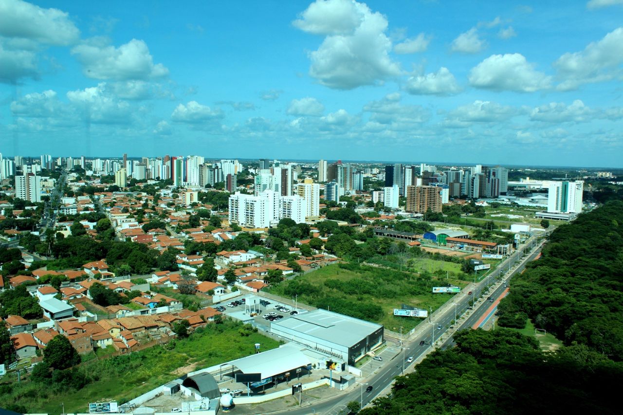 Вид с панорамной площадки в юго-западном направлении Терезина, Бразилия
