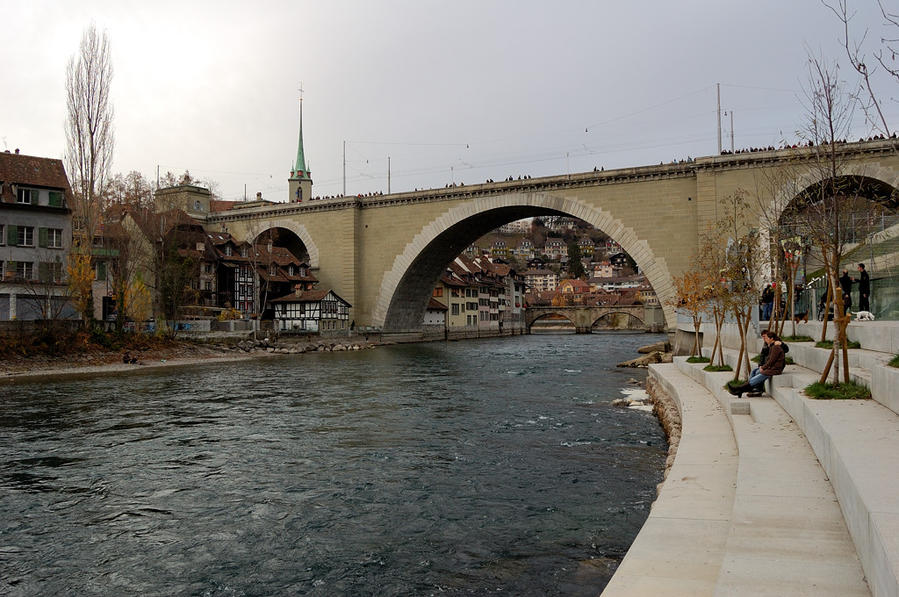 Вид с берега Ааре на мост Ниддеггбрюкке Берн, Швейцария