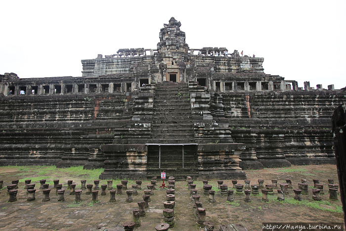 Храм Бапуон. Основание террасы, соединяющей 