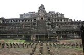 Храм Бапуон. Основание террасы, соединяющей библиотеки. Фото из интернета