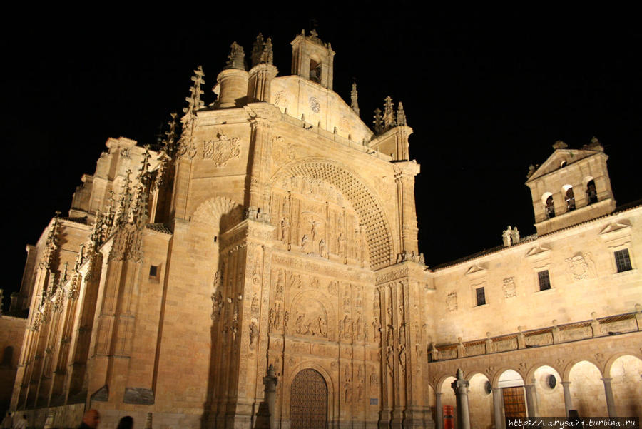 Церковь Сан Эстебан в ночной подсветке Саламанка, Испания