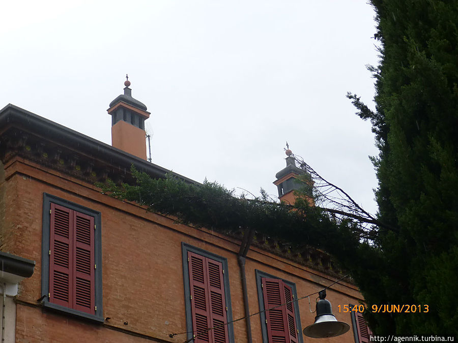 Дымоотводы на трубах в виде домов — характерны для Романьи