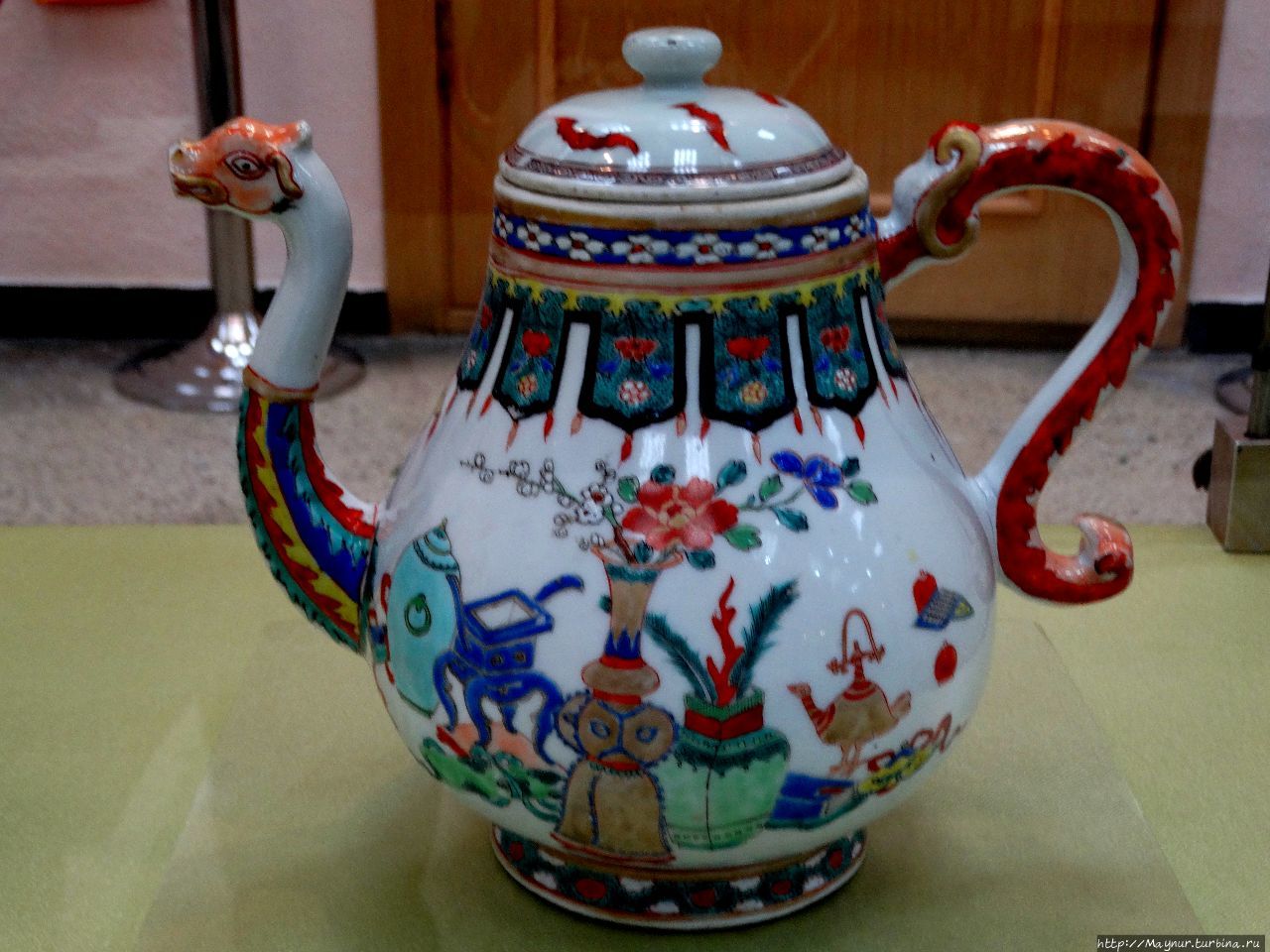 Чайник с изображением Восемь драгоценностей. Южно-Сахалинск, Россия