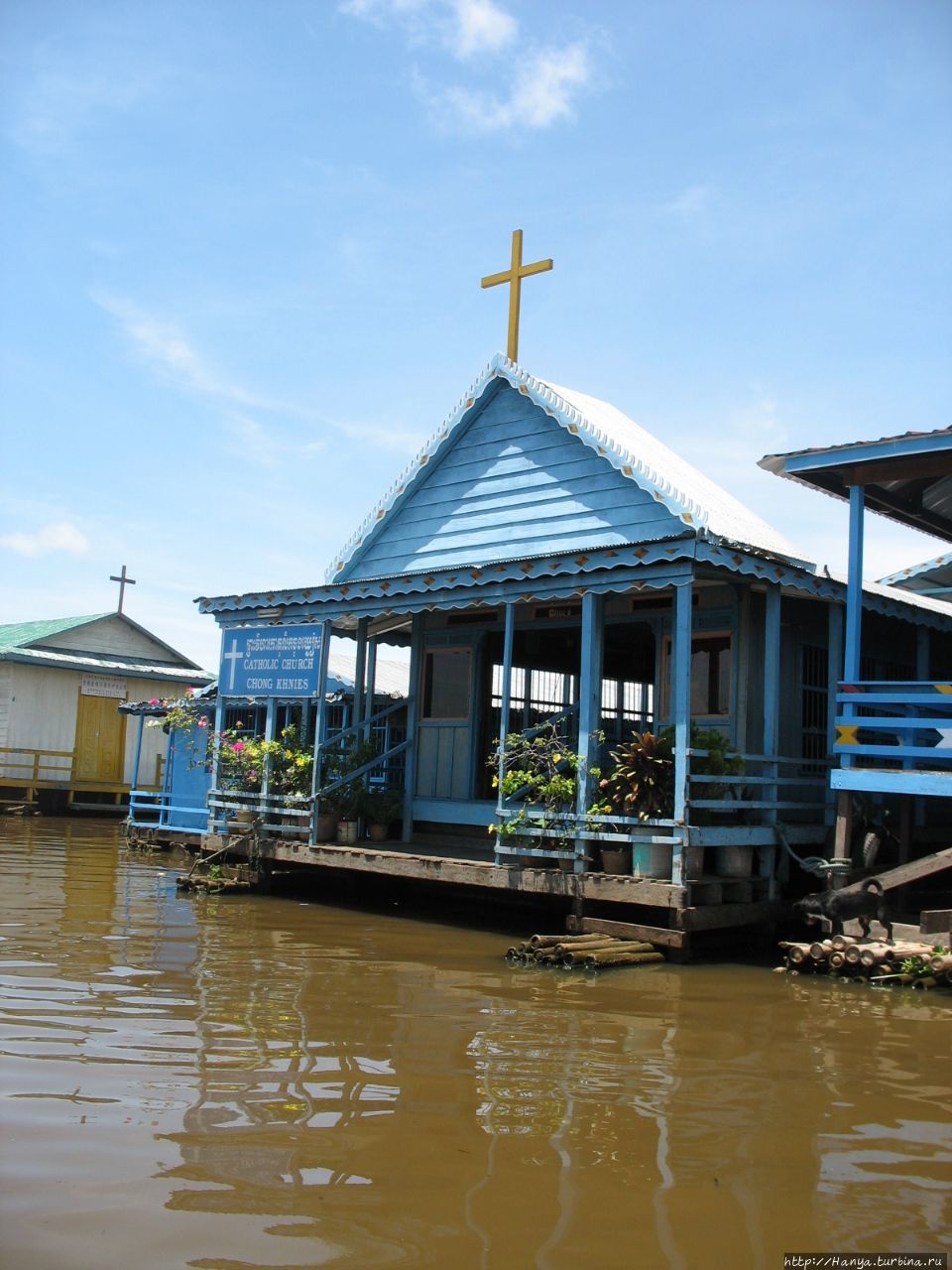 Плавучая деревня и церковь на озере Тонле Сап Сиемреап, Камбоджа