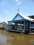 Плавучая деревня и церковь на озере Тонле Сап