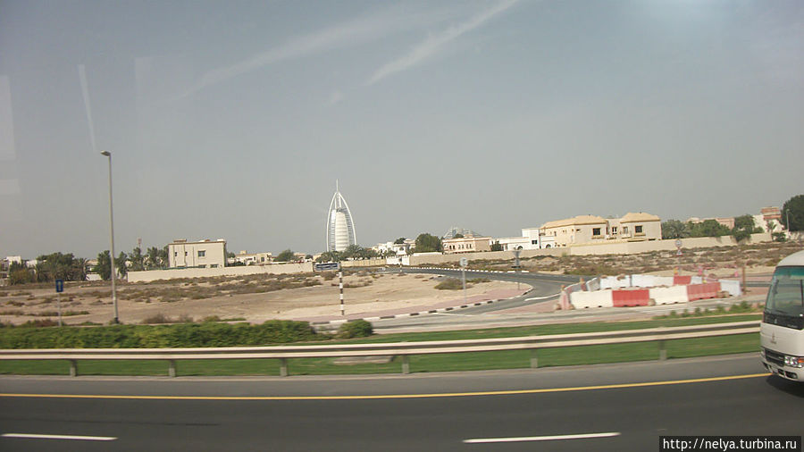 9 лет назад, когда был построен отель Парус, дальше него была только безжизненная пустыня. А сейчас здесь строится и строится самый дорогой район Джумейра. Дубай, ОАЭ