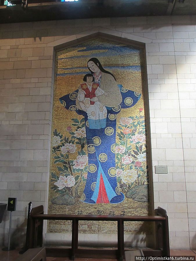 На северной и южной стенах вывешены 17 уникальных портретов Девы Марии, являющиеся подарками Австралии, Англии, Аргентины, Бразилии, Венесуэлы, Венгрии, Испании, Камеруна, Канады, Китая, Ливана, Мексики, Португалии, Польши, США, Франции и Японии