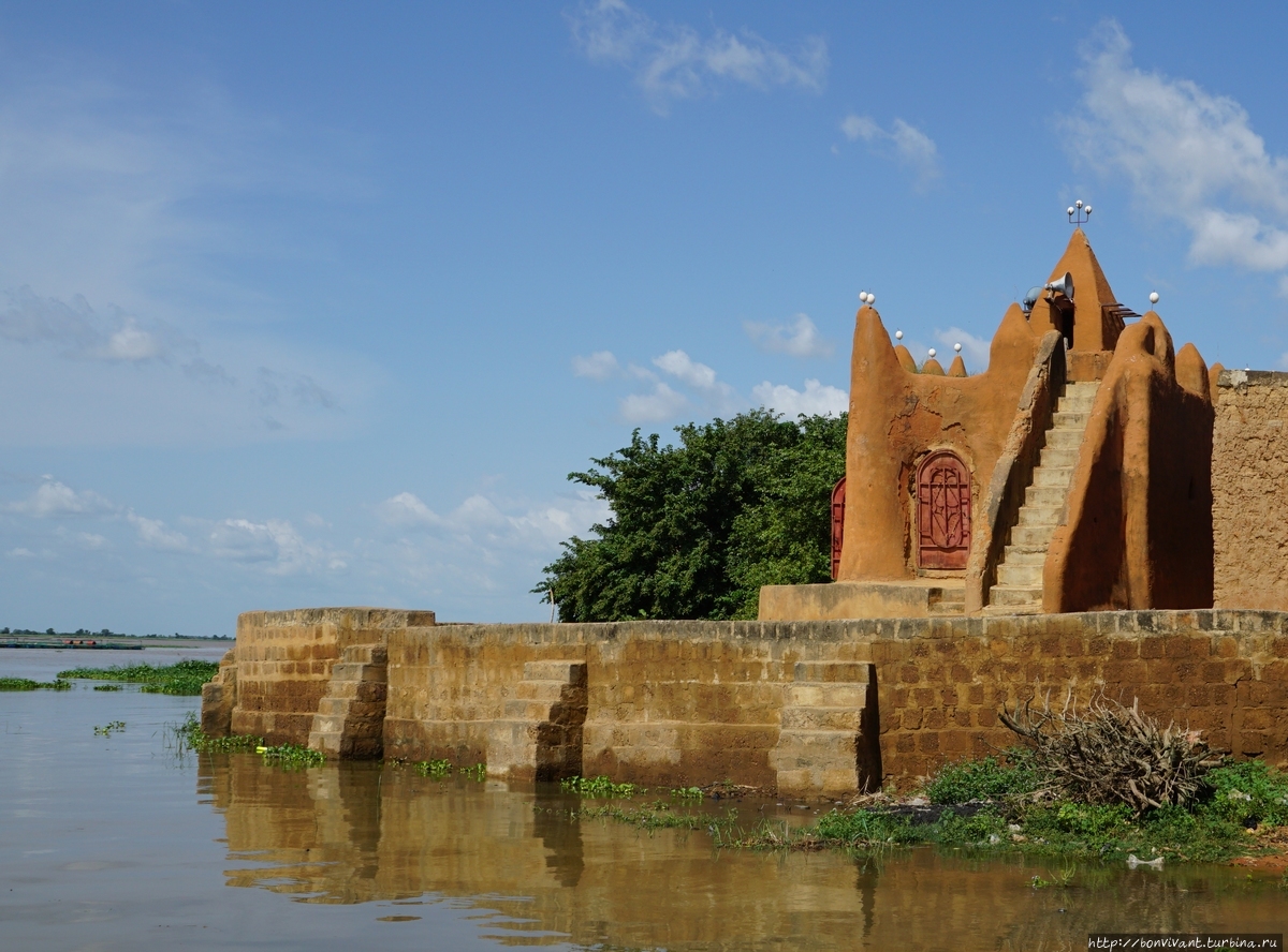 Мечеть в Сегу-Коре на берегу Нигера Мали