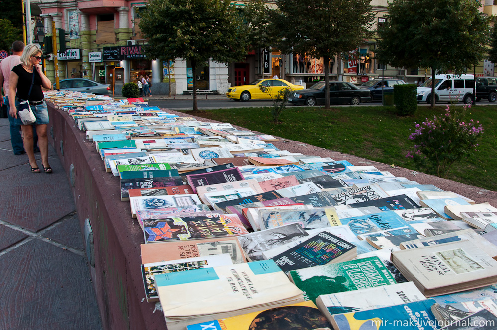 Прямо на набережной развернули книжный рынок. Книги не новые, но выбор большой. Тирана, Албания
