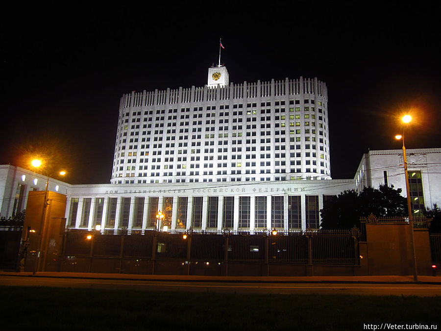 Медленно, но верно, мы дошли до дома правительства. Несколько окон горело. Интересно, чем там занимаются народные избранники в столь позднее время? Наверное, подобно героям «Нашей Раши», они о России думают! Да точно вам говорю! Или вы смеете подвергать сомнению деятельность наших уважаемых депутатов?